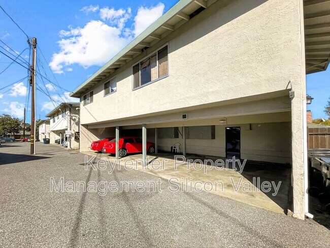 Building Photo - 878 Castlewood Dr