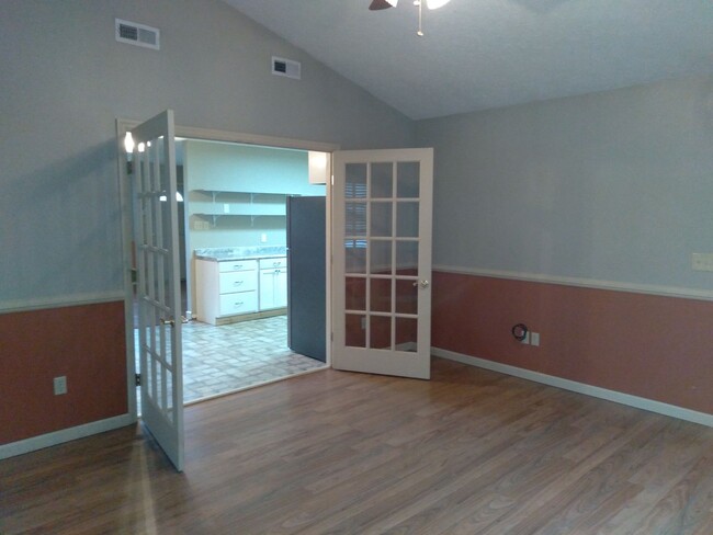 Building Photo - Cute 3 bedroom, 2 bath house with garage a...