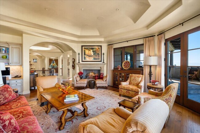 Great Room - 109 S Poinsettia Ave