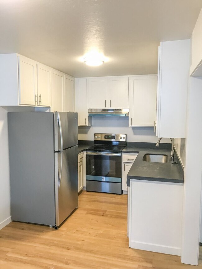 Building Photo - Stunning Remodeled 2BR/2BATHROOM Flat! Fir...