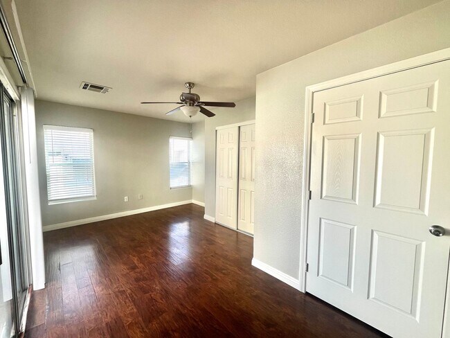 Building Photo - **$800 OFF MOVE IN BY 11/14/25**Spacious T...