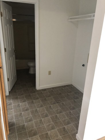 Building Photo - 822 NE Ford St