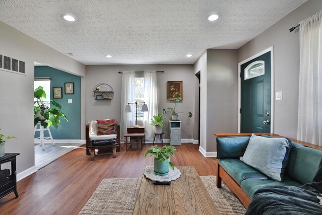 Building Photo - 925 Blenheim Rd