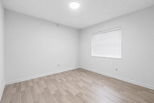Building Photo - 190 Parkwood Dr S