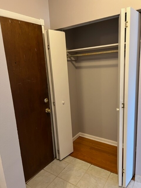 Building Photo - 850 E Old Willow Rd