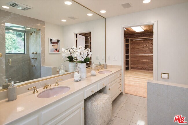 Building Photo - 9305 Beverlycrest Dr