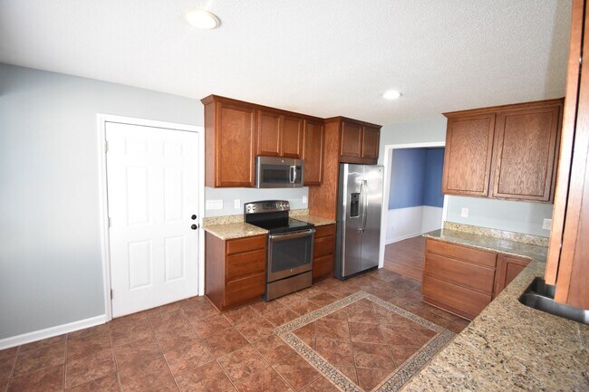 Building Photo - Beautiful 3 Bedroom and 2 Bath Home (No Pets)