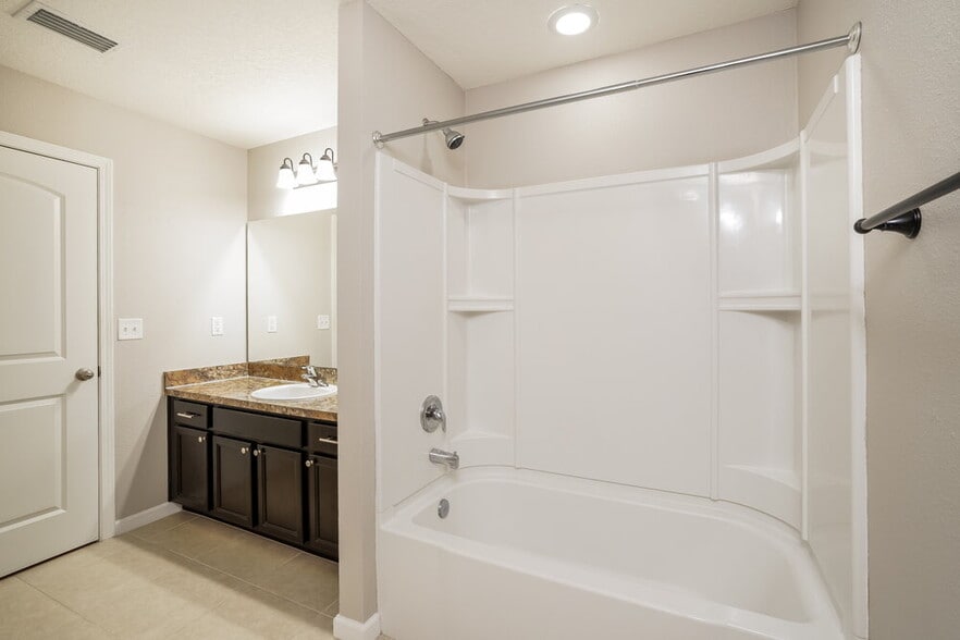 Building Photo - 3340 Ridgeview Dr
