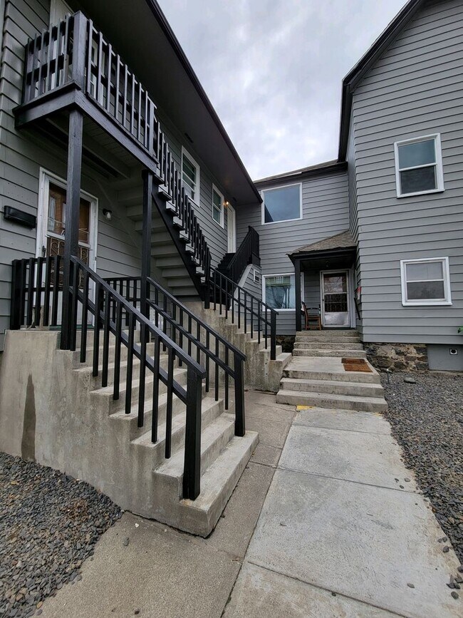 Building Photo - LOWER SOUTH HILL ONE BEDROOM CLOSE TO HUCKLEBERRY MARKET