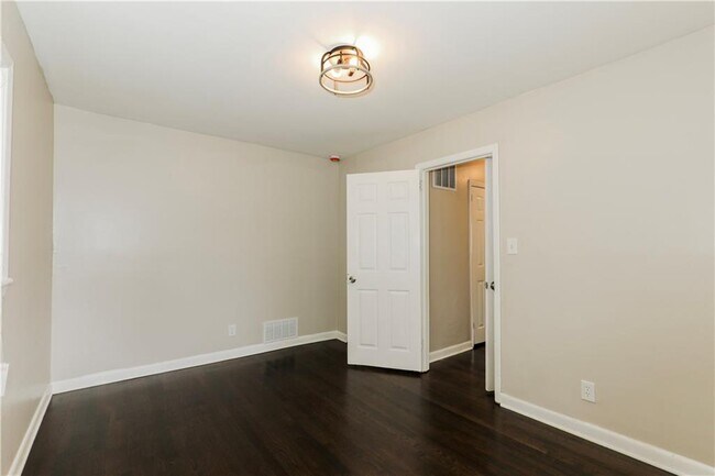 Building Photo - 639 Skipper Dr NW