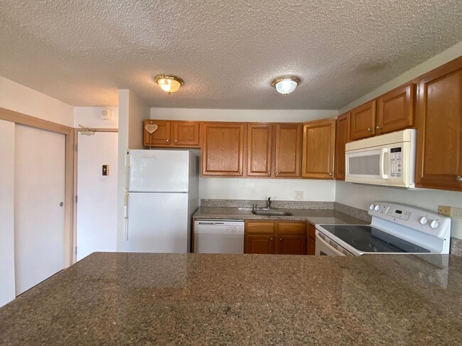 Building Photo - 1 Bedroom/1 Bath/2 Parking: Four Paddle in...