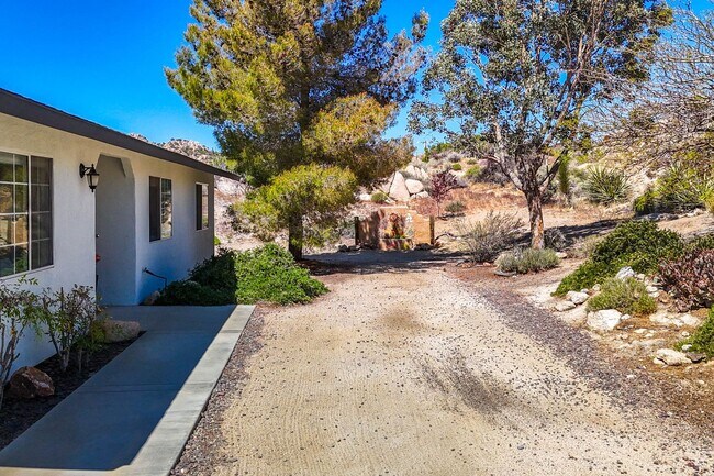 Building Photo - Western Hills Estate home/ 3 bedroom/ 2 ba...