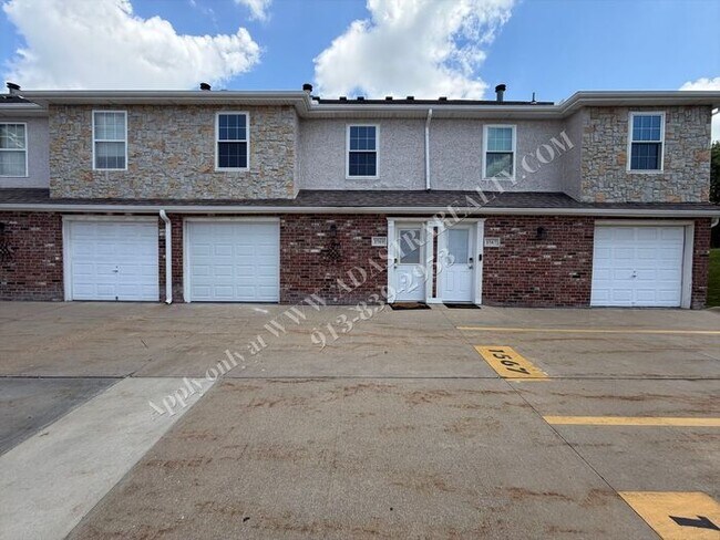 Building Photo - Beautiful Townhome in Olathe-Available NOW!!