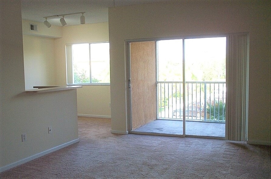 Building Photo - 1885 Florida Club Dr