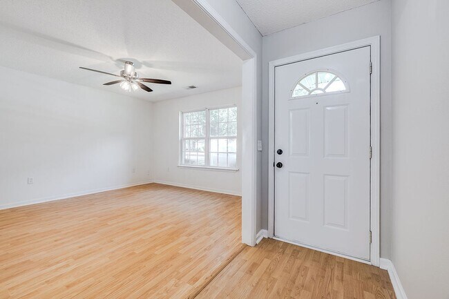 Building Photo - 3 Bedroom Springfield Home with Garage and Large Backyard