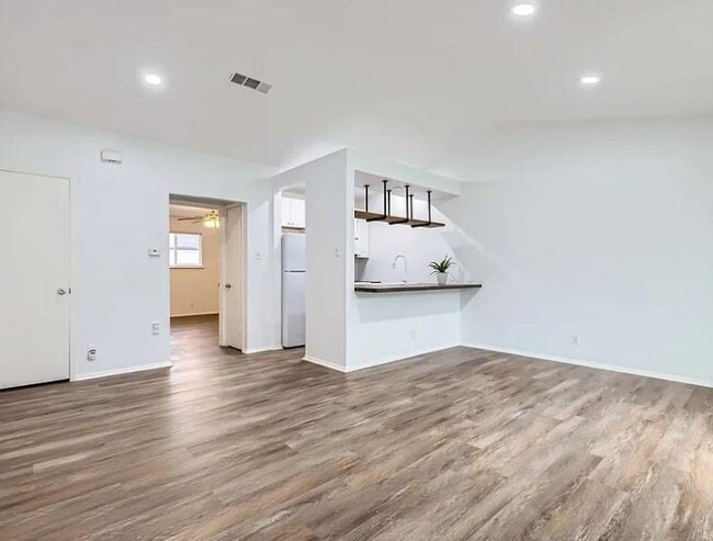 Building Photo - 1301 Hollow Creek Dr