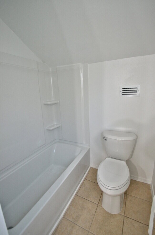 Building Photo - Beautifully Renovated 3-Bedroom Home in Fo...