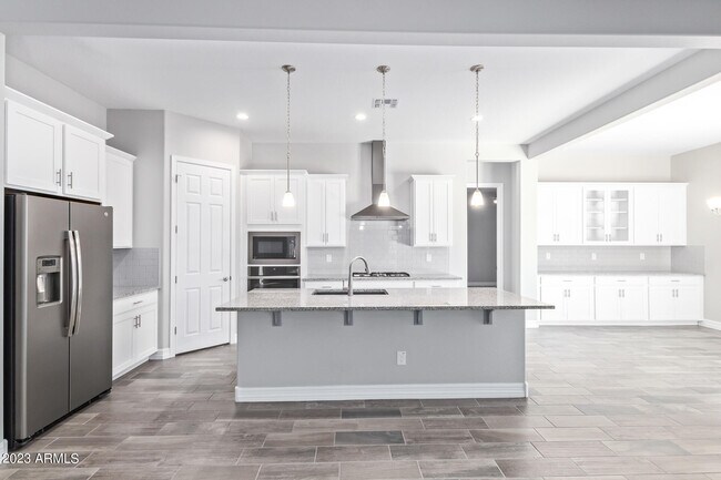 Building Photo - 18335 W Summerhaven Dr