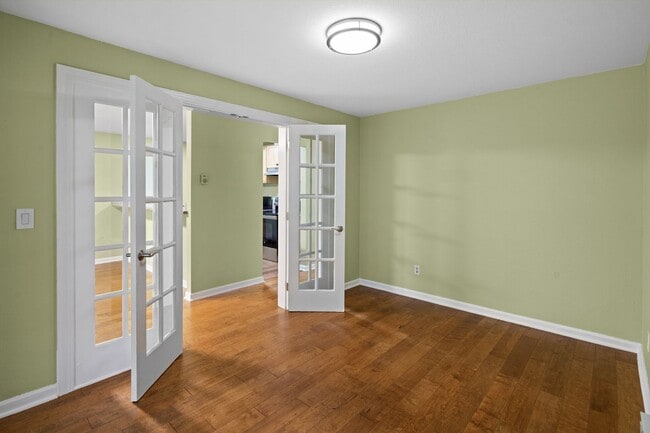 Building Photo - Ground floor 1 bed + bonus room in prime B...