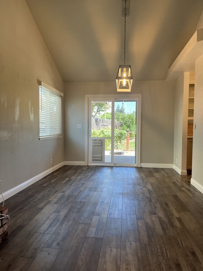 Building Photo - 1741 Tamarack Dr