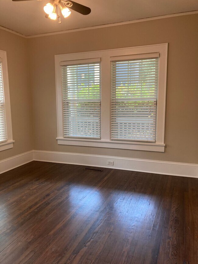 Building Photo - Spectacular Bungalow, Right Outside Uptown!