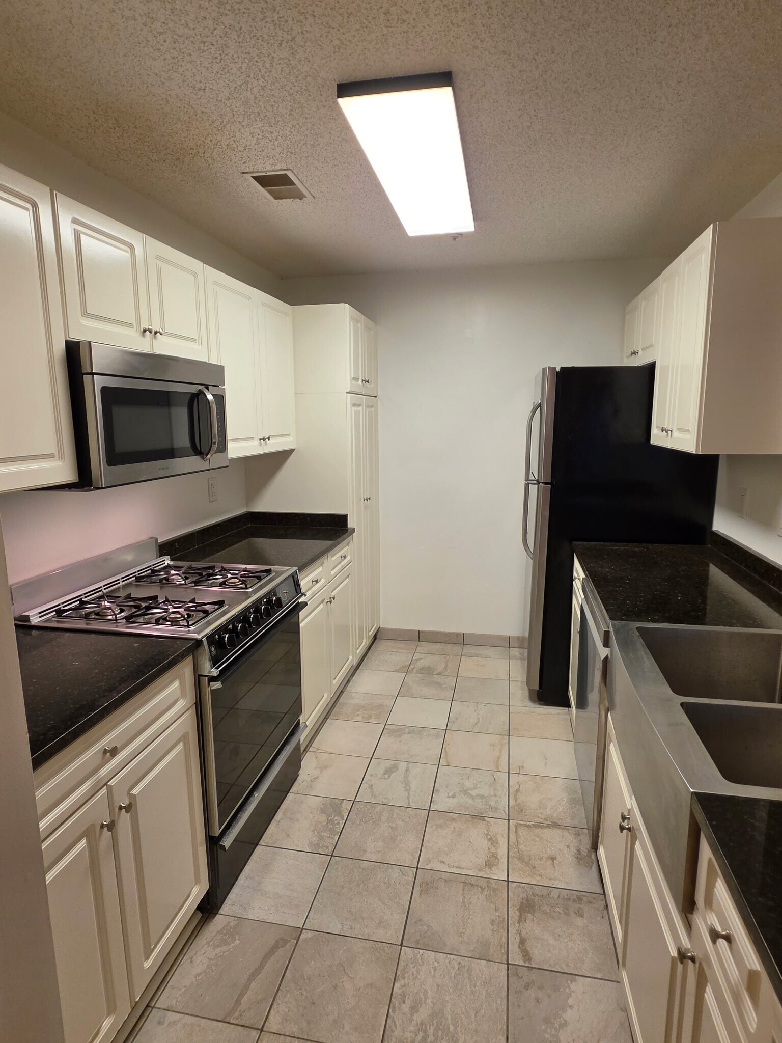 Building Photo - 10016 Vanderbilt Cir