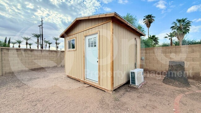 Building Photo - 307 N Red Rock St