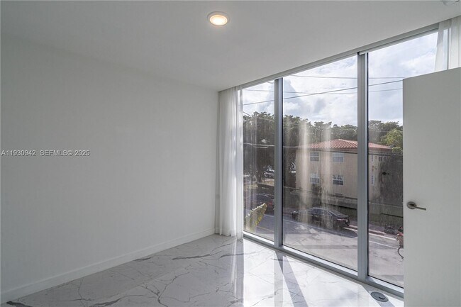 Building Photo - 8425 Crespi Blvd