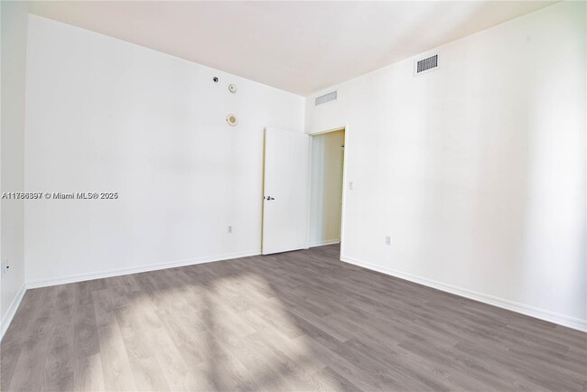 Building Photo - 950 Brickell Bay Dr