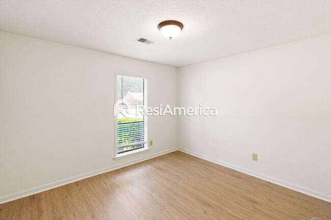 Building Photo - Newly Renovated 3/2 in a Quiet Neighborhood