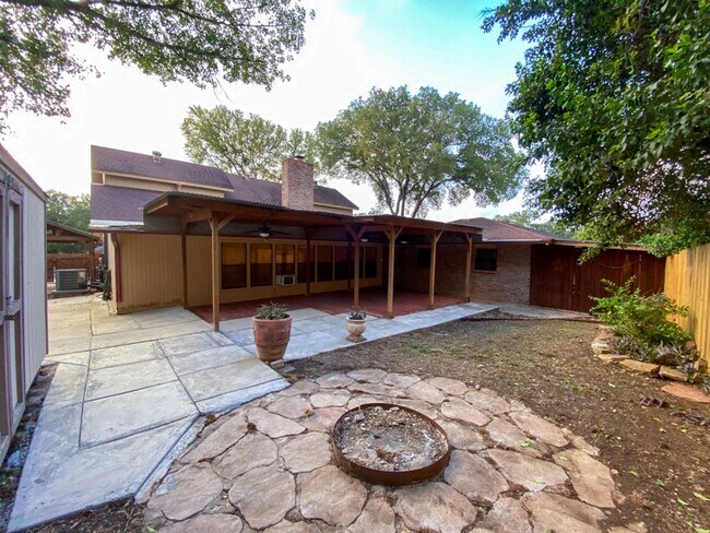 Building Photo - Beautiful Home Located in Thousand Oaks Move in Ready!