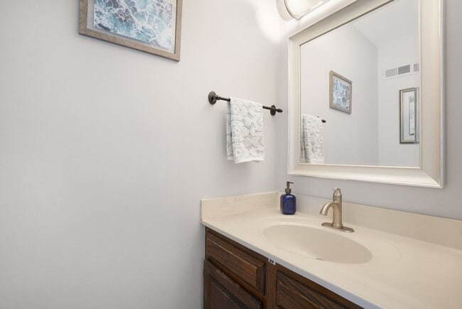 Building Photo - Gorgeous 2BR/3.5BTH Townhome in desirable Neighborhood of StoneyBrook in Rockville