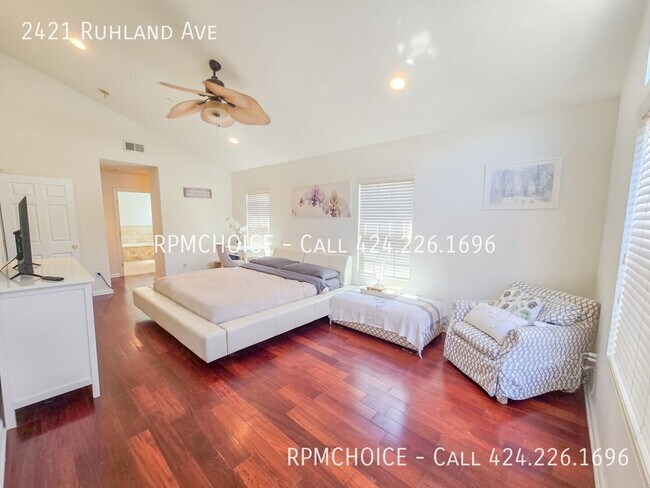Building Photo - 2421 Ruhland Ave
