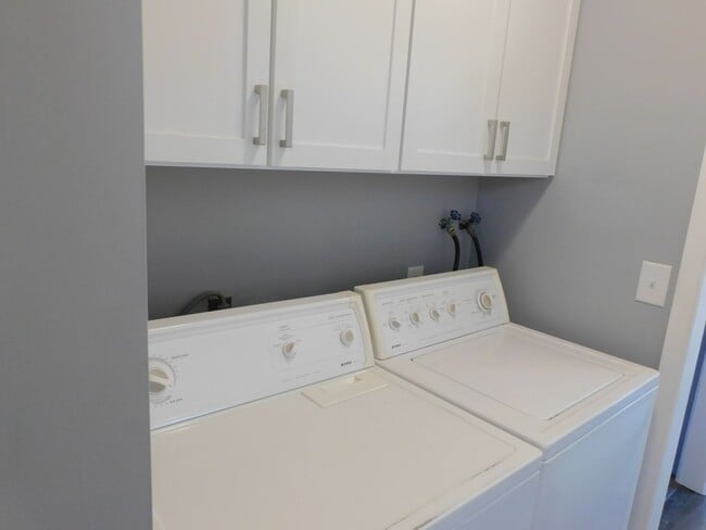 Building Photo - Rare find!