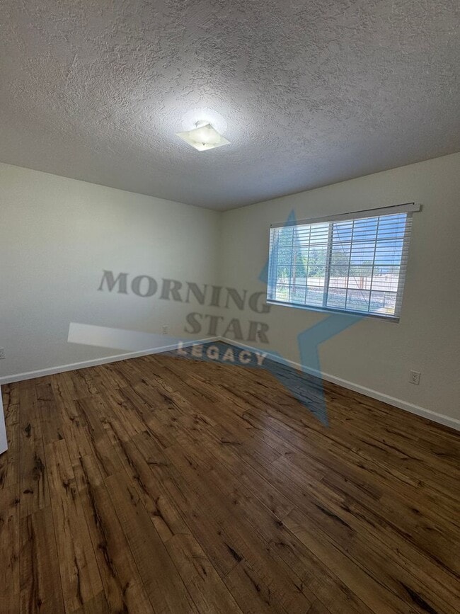 Building Photo - Spacious home in desirable location!