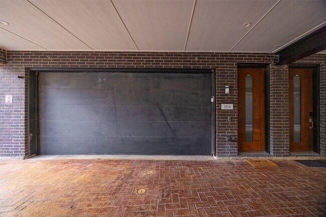 Building Photo - 425 W 9th St