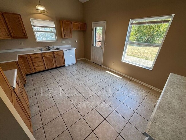 Building Photo - 590 Pine Hill Pl