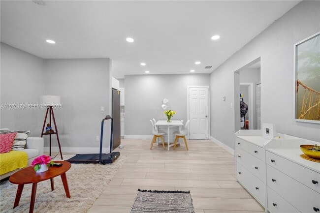 Building Photo - 16101 NE 11th Ave