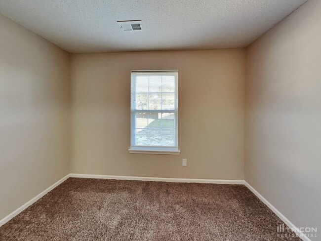 Building Photo - 2220 Lakecrest Dr