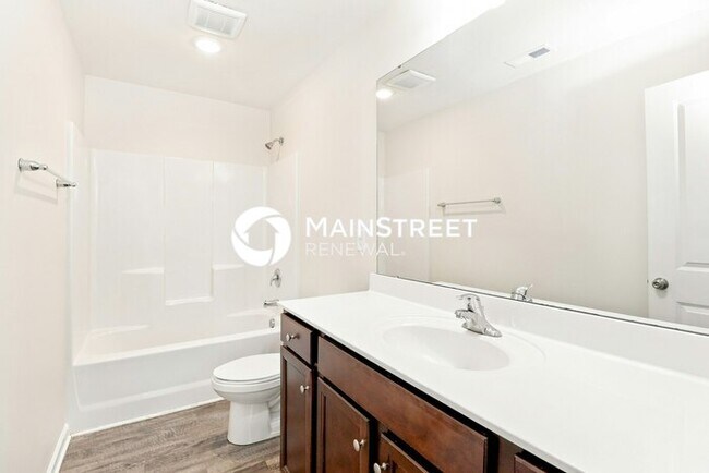 Building Photo - 3 Bedroom Pet-Friendly Home in Charlotte, NC with Main Street Renewal