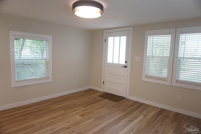 Building Photo - 513 W De Soto St
