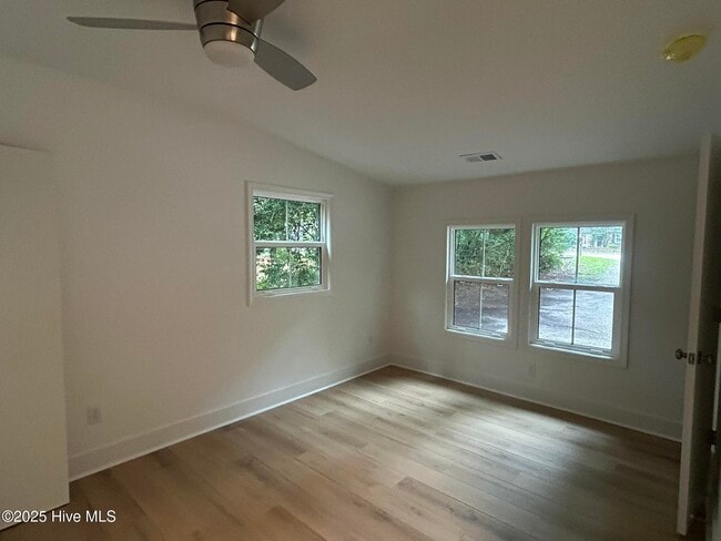 Building Photo - 4929 Oleander Dr