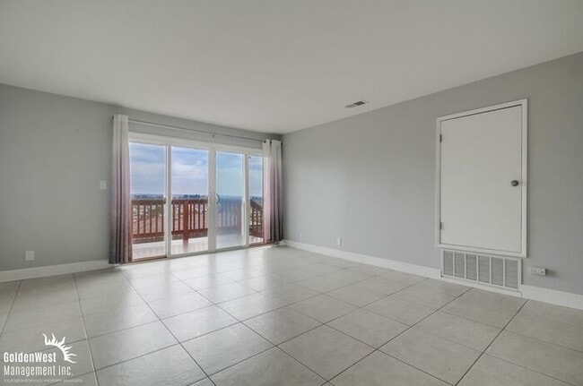 Building Photo - Scenic 4Bdm 2Ba Oasis with Panoramic Views...