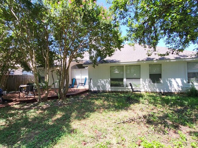 Building Photo - 304 N Kings Canyon Dr