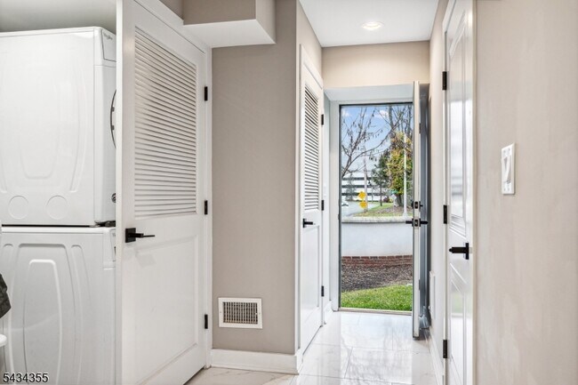 Building Photo - 25 Stonybrook Cir