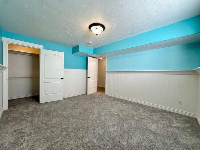 Building Photo - Stunning 6 Bed / 3 Bath | Great Location | Expansive Living Space