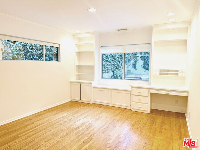 Building Photo - 4031 Hollyline Ave