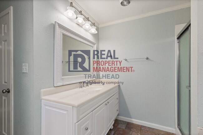 Building Photo - Charming 3 Bed 2 Bath Home in a Great Neighborhood - Private Pool!