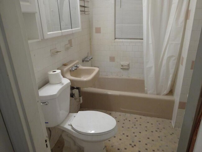 Building Photo - No Brokers Fee, No Security Deposit, Pets Friendly Unit, Laundry on a Site, Parking for Rent, Eat...