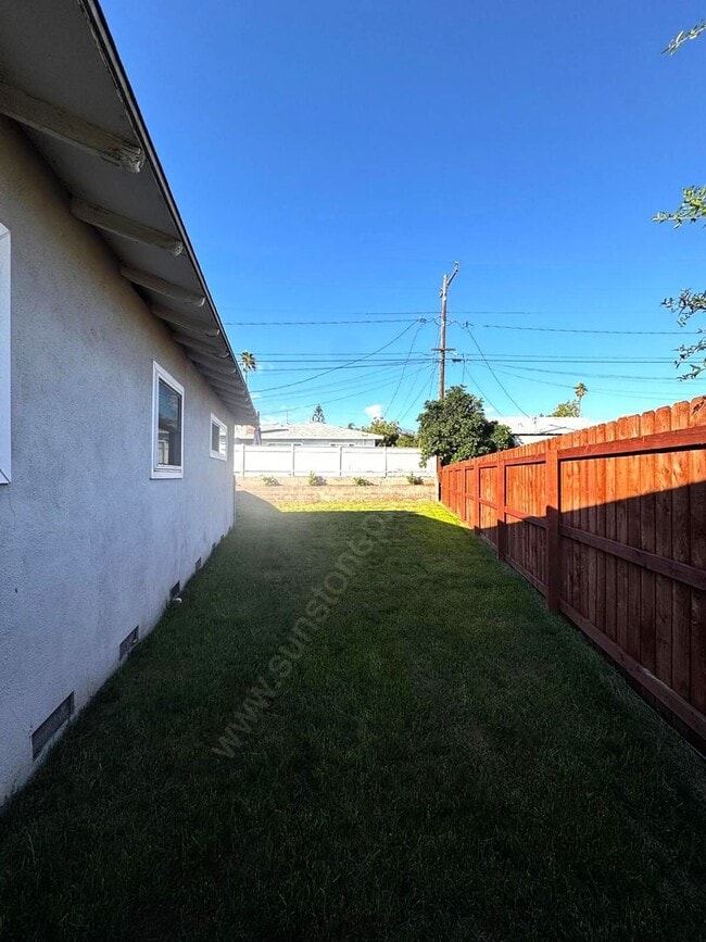 Building Photo - Stunning 3 Bedroom, 2 Bathroom Home on a L...